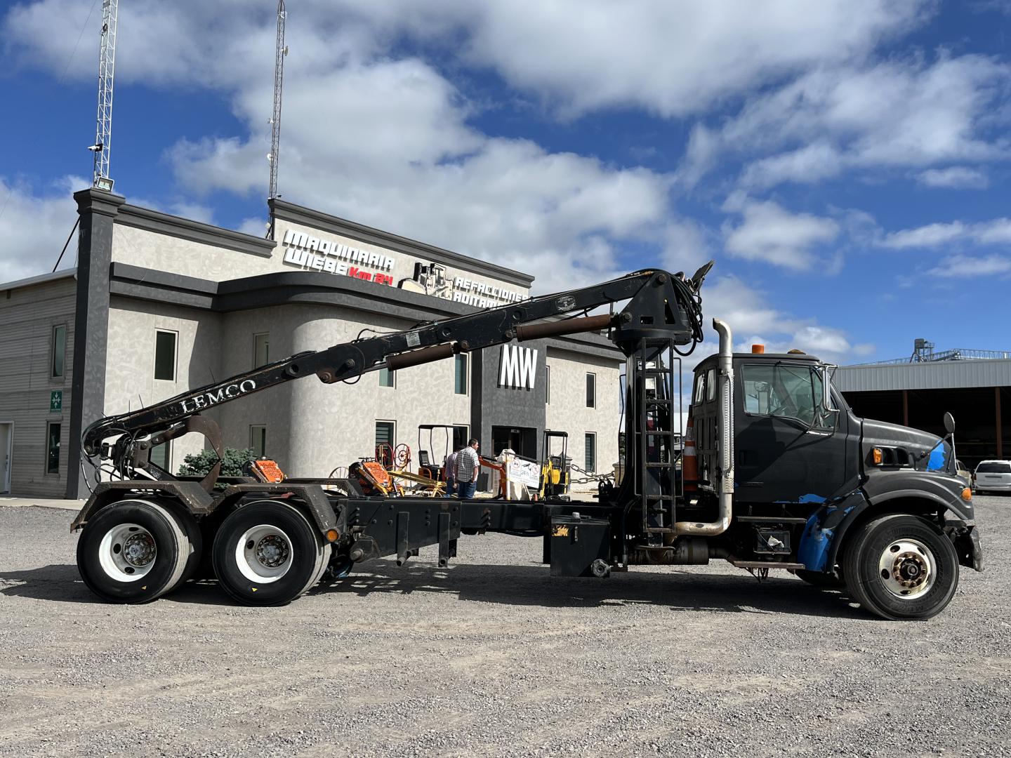 CAMION STERLING CON GRUA  LEMCO